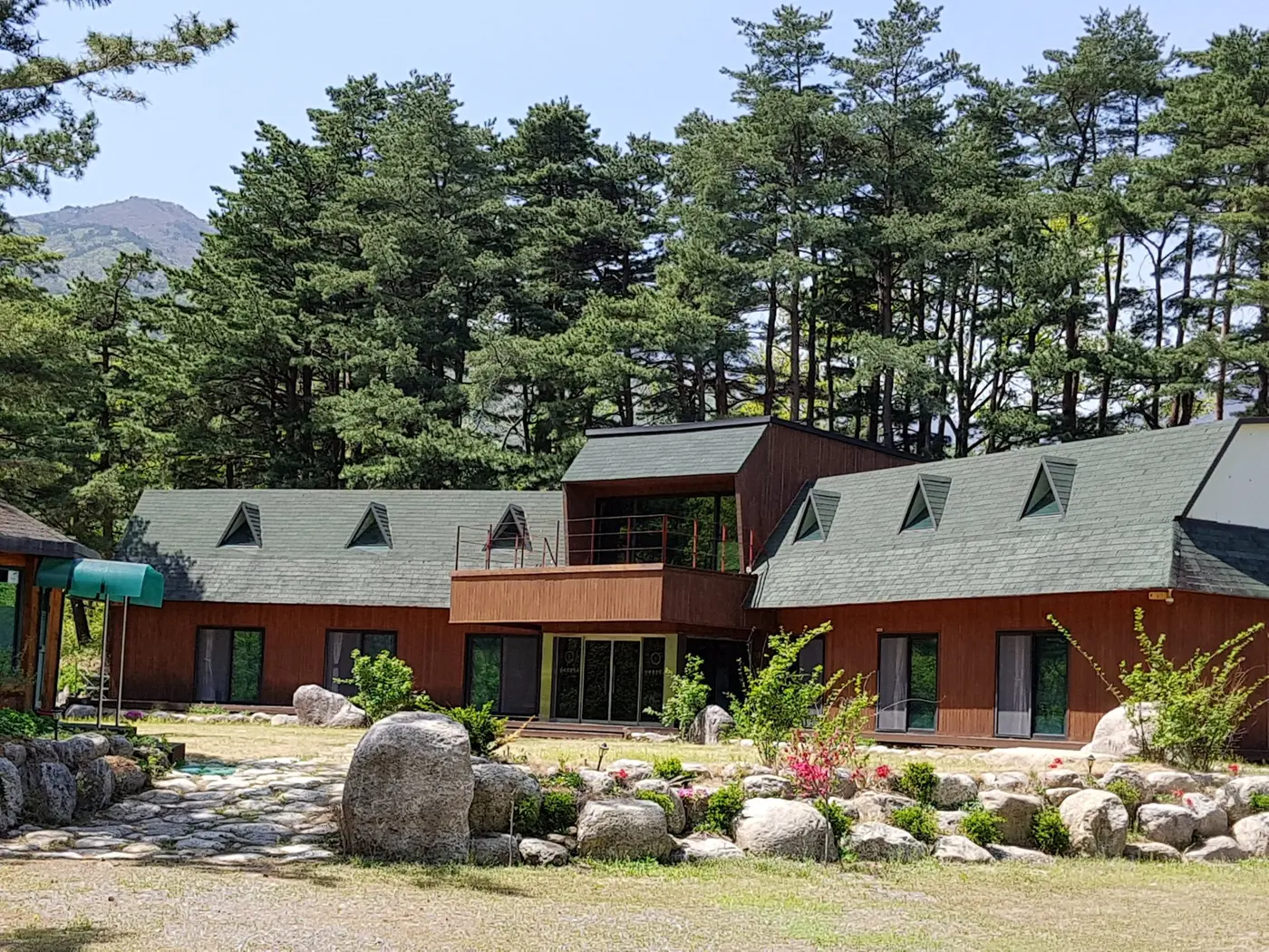 인생공방:설악 본관 전경